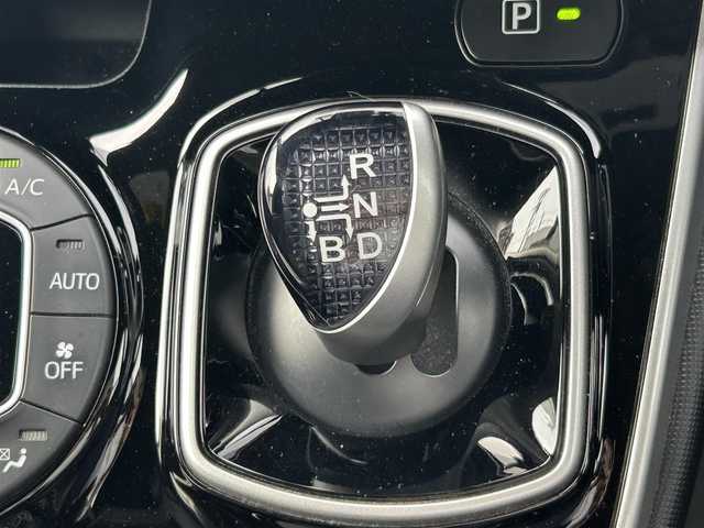 トヨタ エスクァイア ハイブリッド Gi 福島県 2021(令3)年 2.1万km ブラック ワンオーナー/トヨタセーフティセンス/アルパイン製9インチナビ/　【フルセグ/CD/DVD/SD/BT/HDMI】/アルパインフリップダウンモニター/ドライブレコーダー前後/ETC/ステアリングリモコン/クルーズコントロール/前席シートヒーター/フロントスポイラー/両側パワースライドドア/LEDヘッドライト（AUTO機能付き）/　・フォグランプ/オートマチックハイビーム/パーキングアシスト/レーンキープアシスト/コーナーセンサー/社外フロアマット/社外フロアマット/合皮シート/衝突軽減システム/横滑り防止機能