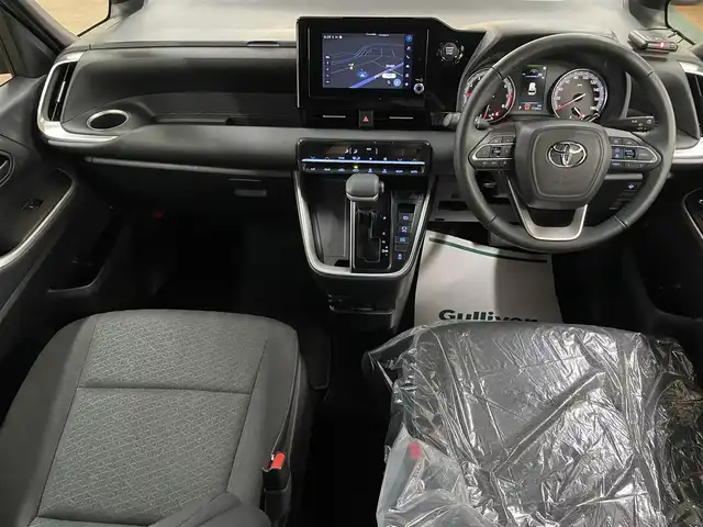 トヨタ ヴォクシー S－G 道央・札幌 2024(令6)年 1.8万km ホワイトパールクリスタルシャイン 4WD/寒冷地仕様/純正8インチナビ/・フルセグTV/CD/DVD/BT/USB/バックカメラ/両側パワースライドドア/トヨタセーフティセンス/・プリクラッシュセーフティ/・レーントレーシングアシスト/・レーンディパーチャーアラート/・ロードサインアシスト/・プロアクティブドライビングアシスト/・発進遅れ告知機能/・緊急時操舵支援/・低速時加速抑制機能/横滑り防止装置/前後コーナーセンサー/電動パーキングブレーキ/ブレーキホールド/レーダークルーズコントロール/ETC/オートライト/アダプティブハイビーム/LEDヘッドライト/ステアリングリモコン/フロアマット/3列シート/プッシュスタート/スマートキー/ヘッドライトレベライザー/ウインカーミラー/純正16インチAW/新車時保証書/取扱説明書