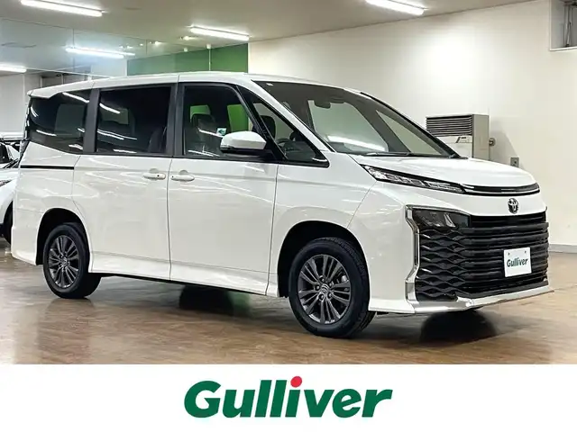 トヨタ ヴォクシー S－G 道央・札幌 2024(令6)年 1.8万km ホワイトパールクリスタルシャイン 4WD/寒冷地仕様/純正8インチナビ/・フルセグTV/CD/DVD/BT/USB/バックカメラ/両側パワースライドドア/トヨタセーフティセンス/・プリクラッシュセーフティ/・レーントレーシングアシスト/・レーンディパーチャーアラート/・ロードサインアシスト/・プロアクティブドライビングアシスト/・発進遅れ告知機能/・緊急時操舵支援/・低速時加速抑制機能/横滑り防止装置/前後コーナーセンサー/電動パーキングブレーキ/ブレーキホールド/レーダークルーズコントロール/ETC/オートライト/アダプティブハイビーム/LEDヘッドライト/ステアリングリモコン/フロアマット/3列シート/プッシュスタート/スマートキー/ヘッドライトレベライザー/ウインカーミラー/純正16インチAW/新車時保証書/取扱説明書