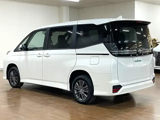 トヨタ ヴォクシー S－G 道央・札幌 2024(令6)年 1.8万km ホワイトパールクリスタルシャイン 4WD/寒冷地仕様/純正8インチナビ/・フルセグTV/CD/DVD/BT/USB/バックカメラ/両側パワースライドドア/トヨタセーフティセンス/・プリクラッシュセーフティ/・レーントレーシングアシスト/・レーンディパーチャーアラート/・ロードサインアシスト/・プロアクティブドライビングアシスト/・発進遅れ告知機能/・緊急時操舵支援/・低速時加速抑制機能/横滑り防止装置/前後コーナーセンサー/電動パーキングブレーキ/ブレーキホールド/レーダークルーズコントロール/ETC/オートライト/アダプティブハイビーム/LEDヘッドライト/ステアリングリモコン/フロアマット/3列シート/プッシュスタート/スマートキー/ヘッドライトレベライザー/ウインカーミラー/純正16インチAW/新車時保証書/取扱説明書