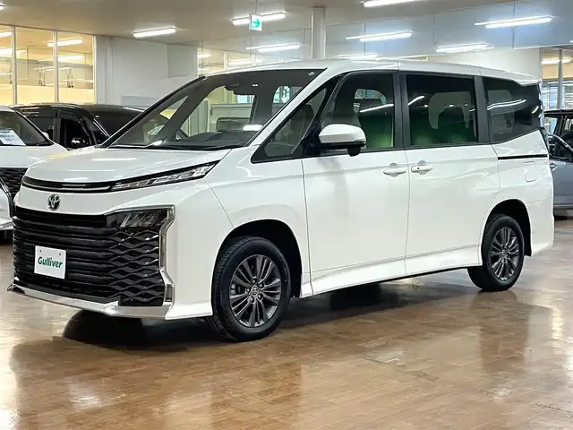 トヨタ ヴォクシー S－G 道央・札幌 2024(令6)年 1.8万km ホワイトパールクリスタルシャイン 4WD/寒冷地仕様/純正8インチナビ/・フルセグTV/CD/DVD/BT/USB/バックカメラ/両側パワースライドドア/トヨタセーフティセンス/・プリクラッシュセーフティ/・レーントレーシングアシスト/・レーンディパーチャーアラート/・ロードサインアシスト/・プロアクティブドライビングアシスト/・発進遅れ告知機能/・緊急時操舵支援/・低速時加速抑制機能/横滑り防止装置/前後コーナーセンサー/電動パーキングブレーキ/ブレーキホールド/レーダークルーズコントロール/ETC/オートライト/アダプティブハイビーム/LEDヘッドライト/ステアリングリモコン/フロアマット/3列シート/プッシュスタート/スマートキー/ヘッドライトレベライザー/ウインカーミラー/純正16インチAW/新車時保証書/取扱説明書