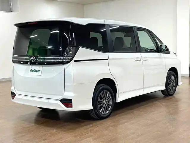 トヨタ ヴォクシー S－G 道央・札幌 2024(令6)年 1.8万km ホワイトパールクリスタルシャイン 4WD/寒冷地仕様/純正8インチナビ/・フルセグTV/CD/DVD/BT/USB/バックカメラ/両側パワースライドドア/トヨタセーフティセンス/・プリクラッシュセーフティ/・レーントレーシングアシスト/・レーンディパーチャーアラート/・ロードサインアシスト/・プロアクティブドライビングアシスト/・発進遅れ告知機能/・緊急時操舵支援/・低速時加速抑制機能/横滑り防止装置/前後コーナーセンサー/電動パーキングブレーキ/ブレーキホールド/レーダークルーズコントロール/ETC/オートライト/アダプティブハイビーム/LEDヘッドライト/ステアリングリモコン/フロアマット/3列シート/プッシュスタート/スマートキー/ヘッドライトレベライザー/ウインカーミラー/純正16インチAW/新車時保証書/取扱説明書