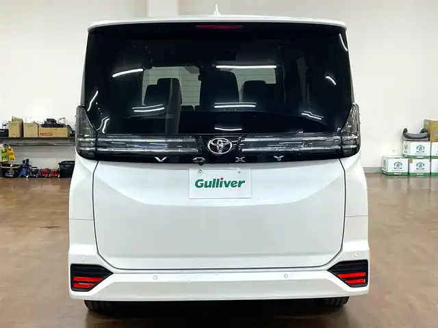 トヨタ ヴォクシー S－G 道央・札幌 2024(令6)年 1.8万km ホワイトパールクリスタルシャイン 4WD/寒冷地仕様/純正8インチナビ/・フルセグTV/CD/DVD/BT/USB/バックカメラ/両側パワースライドドア/トヨタセーフティセンス/・プリクラッシュセーフティ/・レーントレーシングアシスト/・レーンディパーチャーアラート/・ロードサインアシスト/・プロアクティブドライビングアシスト/・発進遅れ告知機能/・緊急時操舵支援/・低速時加速抑制機能/横滑り防止装置/前後コーナーセンサー/電動パーキングブレーキ/ブレーキホールド/レーダークルーズコントロール/ETC/オートライト/アダプティブハイビーム/LEDヘッドライト/ステアリングリモコン/フロアマット/3列シート/プッシュスタート/スマートキー/ヘッドライトレベライザー/ウインカーミラー/純正16インチAW/新車時保証書/取扱説明書