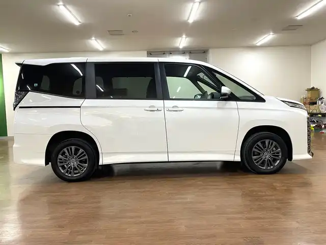 トヨタ ヴォクシー S－G 道央・札幌 2024(令6)年 1.8万km ホワイトパールクリスタルシャイン 4WD/寒冷地仕様/純正8インチナビ/・フルセグTV/CD/DVD/BT/USB/バックカメラ/両側パワースライドドア/トヨタセーフティセンス/・プリクラッシュセーフティ/・レーントレーシングアシスト/・レーンディパーチャーアラート/・ロードサインアシスト/・プロアクティブドライビングアシスト/・発進遅れ告知機能/・緊急時操舵支援/・低速時加速抑制機能/横滑り防止装置/前後コーナーセンサー/電動パーキングブレーキ/ブレーキホールド/レーダークルーズコントロール/ETC/オートライト/アダプティブハイビーム/LEDヘッドライト/ステアリングリモコン/フロアマット/3列シート/プッシュスタート/スマートキー/ヘッドライトレベライザー/ウインカーミラー/純正16インチAW/新車時保証書/取扱説明書