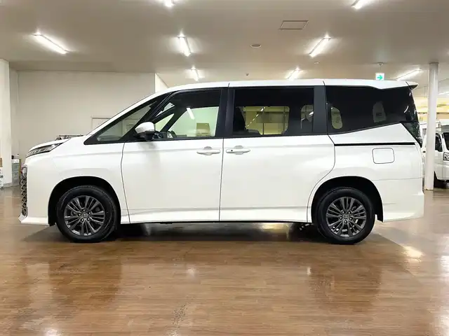 トヨタ ヴォクシー S－G 道央・札幌 2024(令6)年 1.8万km ホワイトパールクリスタルシャイン 4WD/寒冷地仕様/純正8インチナビ/・フルセグTV/CD/DVD/BT/USB/バックカメラ/両側パワースライドドア/トヨタセーフティセンス/・プリクラッシュセーフティ/・レーントレーシングアシスト/・レーンディパーチャーアラート/・ロードサインアシスト/・プロアクティブドライビングアシスト/・発進遅れ告知機能/・緊急時操舵支援/・低速時加速抑制機能/横滑り防止装置/前後コーナーセンサー/電動パーキングブレーキ/ブレーキホールド/レーダークルーズコントロール/ETC/オートライト/アダプティブハイビーム/LEDヘッドライト/ステアリングリモコン/フロアマット/3列シート/プッシュスタート/スマートキー/ヘッドライトレベライザー/ウインカーミラー/純正16インチAW/新車時保証書/取扱説明書