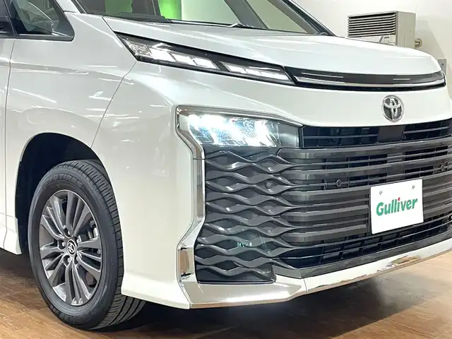 トヨタ ヴォクシー S－G 道央・札幌 2024(令6)年 1.8万km ホワイトパールクリスタルシャイン 4WD/寒冷地仕様/純正8インチナビ/・フルセグTV/CD/DVD/BT/USB/バックカメラ/両側パワースライドドア/トヨタセーフティセンス/・プリクラッシュセーフティ/・レーントレーシングアシスト/・レーンディパーチャーアラート/・ロードサインアシスト/・プロアクティブドライビングアシスト/・発進遅れ告知機能/・緊急時操舵支援/・低速時加速抑制機能/横滑り防止装置/前後コーナーセンサー/電動パーキングブレーキ/ブレーキホールド/レーダークルーズコントロール/ETC/オートライト/アダプティブハイビーム/LEDヘッドライト/ステアリングリモコン/フロアマット/3列シート/プッシュスタート/スマートキー/ヘッドライトレベライザー/ウインカーミラー/純正16インチAW/新車時保証書/取扱説明書