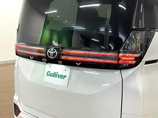 トヨタ ヴォクシー S－G 道央・札幌 2024(令6)年 1.8万km ホワイトパールクリスタルシャイン 4WD/寒冷地仕様/純正8インチナビ/・フルセグTV/CD/DVD/BT/USB/バックカメラ/両側パワースライドドア/トヨタセーフティセンス/・プリクラッシュセーフティ/・レーントレーシングアシスト/・レーンディパーチャーアラート/・ロードサインアシスト/・プロアクティブドライビングアシスト/・発進遅れ告知機能/・緊急時操舵支援/・低速時加速抑制機能/横滑り防止装置/前後コーナーセンサー/電動パーキングブレーキ/ブレーキホールド/レーダークルーズコントロール/ETC/オートライト/アダプティブハイビーム/LEDヘッドライト/ステアリングリモコン/フロアマット/3列シート/プッシュスタート/スマートキー/ヘッドライトレベライザー/ウインカーミラー/純正16インチAW/新車時保証書/取扱説明書