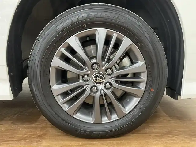 トヨタ ヴォクシー S－G 道央・札幌 2024(令6)年 1.8万km ホワイトパールクリスタルシャイン 4WD/寒冷地仕様/純正8インチナビ/・フルセグTV/CD/DVD/BT/USB/バックカメラ/両側パワースライドドア/トヨタセーフティセンス/・プリクラッシュセーフティ/・レーントレーシングアシスト/・レーンディパーチャーアラート/・ロードサインアシスト/・プロアクティブドライビングアシスト/・発進遅れ告知機能/・緊急時操舵支援/・低速時加速抑制機能/横滑り防止装置/前後コーナーセンサー/電動パーキングブレーキ/ブレーキホールド/レーダークルーズコントロール/ETC/オートライト/アダプティブハイビーム/LEDヘッドライト/ステアリングリモコン/フロアマット/3列シート/プッシュスタート/スマートキー/ヘッドライトレベライザー/ウインカーミラー/純正16インチAW/新車時保証書/取扱説明書