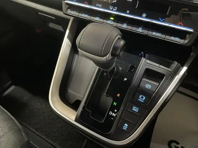 トヨタ ヴォクシー S－G 道央・札幌 2024(令6)年 1.8万km ホワイトパールクリスタルシャイン 4WD/寒冷地仕様/純正8インチナビ/・フルセグTV/CD/DVD/BT/USB/バックカメラ/両側パワースライドドア/トヨタセーフティセンス/・プリクラッシュセーフティ/・レーントレーシングアシスト/・レーンディパーチャーアラート/・ロードサインアシスト/・プロアクティブドライビングアシスト/・発進遅れ告知機能/・緊急時操舵支援/・低速時加速抑制機能/横滑り防止装置/前後コーナーセンサー/電動パーキングブレーキ/ブレーキホールド/レーダークルーズコントロール/ETC/オートライト/アダプティブハイビーム/LEDヘッドライト/ステアリングリモコン/フロアマット/3列シート/プッシュスタート/スマートキー/ヘッドライトレベライザー/ウインカーミラー/純正16インチAW/新車時保証書/取扱説明書