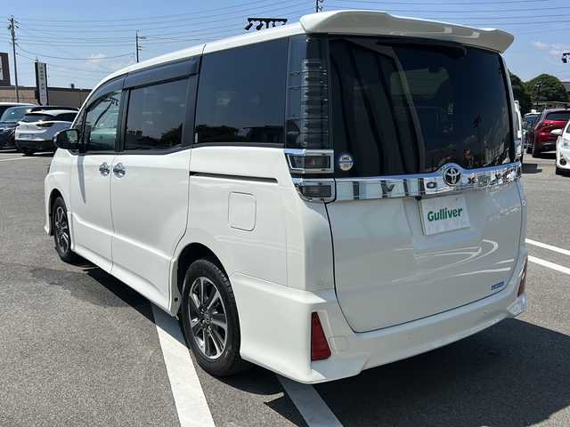 トヨタ ヴォクシー ZS 煌Ⅲ 岐阜県 2021(令3)年 2.7万km ホワイトパールクリスタルシャイン 登録時走行距離 27085km/純正９型ナビ　/フルセグＴＶ　/12.1インチフリップダウンモニター　(V12T-R68C)/バックカメラ　/前後ドライブレコーダー/純正１６インチアルミホイール　/両側パワースライドドア/ビルトインＥＴＣ　/クルーズコントロール　/ＬＥＤヘッドライト　/フォグランプ/オートマチックハイビーム　/オートライト/ハーフレザーシート/純正フロアマット/前後コーナーセンサー/衝突軽減システム/盗難防止装置/横滑り防止装置/レーンキープアシスト/アイドリングストップ