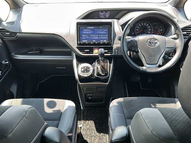 トヨタ ヴォクシー ZS 煌Ⅲ 岐阜県 2021(令3)年 2.7万km ホワイトパールクリスタルシャイン 登録時走行距離 27085km/純正９型ナビ　/フルセグＴＶ　/12.1インチフリップダウンモニター　(V12T-R68C)/バックカメラ　/前後ドライブレコーダー/純正１６インチアルミホイール　/両側パワースライドドア/ビルトインＥＴＣ　/クルーズコントロール　/ＬＥＤヘッドライト　/フォグランプ/オートマチックハイビーム　/オートライト/ハーフレザーシート/純正フロアマット/前後コーナーセンサー/衝突軽減システム/盗難防止装置/横滑り防止装置/レーンキープアシスト/アイドリングストップ