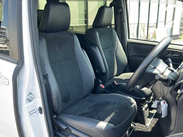 トヨタ ヴォクシー ZS 煌Ⅲ 岐阜県 2021(令3)年 2.7万km ホワイトパールクリスタルシャイン 登録時走行距離 27085km/純正９型ナビ　/フルセグＴＶ　/12.1インチフリップダウンモニター　(V12T-R68C)/バックカメラ　/前後ドライブレコーダー/純正１６インチアルミホイール　/両側パワースライドドア/ビルトインＥＴＣ　/クルーズコントロール　/ＬＥＤヘッドライト　/フォグランプ/オートマチックハイビーム　/オートライト/ハーフレザーシート/純正フロアマット/前後コーナーセンサー/衝突軽減システム/盗難防止装置/横滑り防止装置/レーンキープアシスト/アイドリングストップ