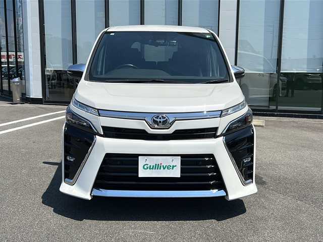 トヨタ ヴォクシー ZS 煌Ⅲ 岐阜県 2021(令3)年 2.7万km ホワイトパールクリスタルシャイン 登録時走行距離 27085km/純正９型ナビ　/フルセグＴＶ　/12.1インチフリップダウンモニター　(V12T-R68C)/バックカメラ　/前後ドライブレコーダー/純正１６インチアルミホイール　/両側パワースライドドア/ビルトインＥＴＣ　/クルーズコントロール　/ＬＥＤヘッドライト　/フォグランプ/オートマチックハイビーム　/オートライト/ハーフレザーシート/純正フロアマット/前後コーナーセンサー/衝突軽減システム/盗難防止装置/横滑り防止装置/レーンキープアシスト/アイドリングストップ