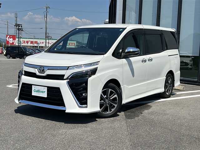 トヨタ ヴォクシー ZS 煌Ⅲ 岐阜県 2021(令3)年 2.7万km ホワイトパールクリスタルシャイン 登録時走行距離 27085km/純正９型ナビ　/フルセグＴＶ　/12.1インチフリップダウンモニター　(V12T-R68C)/バックカメラ　/前後ドライブレコーダー/純正１６インチアルミホイール　/両側パワースライドドア/ビルトインＥＴＣ　/クルーズコントロール　/ＬＥＤヘッドライト　/フォグランプ/オートマチックハイビーム　/オートライト/ハーフレザーシート/純正フロアマット/前後コーナーセンサー/衝突軽減システム/盗難防止装置/横滑り防止装置/レーンキープアシスト/アイドリングストップ