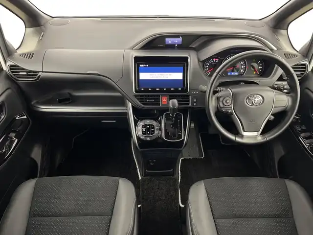 トヨタ ヴォクシー ZS 煌Ⅲ 鹿児島県 2021(令3)年 2.7万km ホワイトパールクリスタルシャイン 登録時走行距離 27085km/純正９型ナビ　/フルセグＴＶ　/12.1インチフリップダウンモニター　(V12T-R68C)/バックカメラ　/前後ドライブレコーダー/純正１６インチアルミホイール　/両側パワースライドドア/ビルトインＥＴＣ　/クルーズコントロール　/ＬＥＤヘッドライト　/フォグランプ/オートマチックハイビーム　/オートライト/ハーフレザーシート/純正フロアマット/前後コーナーセンサー/衝突軽減システム/盗難防止装置/横滑り防止装置/レーンキープアシスト/アイドリングストップ