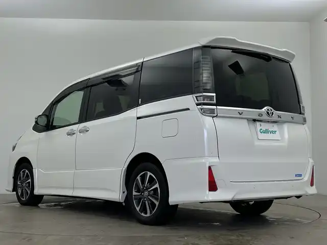 トヨタ ヴォクシー ZS 煌Ⅲ 鹿児島県 2021(令3)年 2.7万km ホワイトパールクリスタルシャイン 登録時走行距離 27085km/純正９型ナビ　/フルセグＴＶ　/12.1インチフリップダウンモニター　(V12T-R68C)/バックカメラ　/前後ドライブレコーダー/純正１６インチアルミホイール　/両側パワースライドドア/ビルトインＥＴＣ　/クルーズコントロール　/ＬＥＤヘッドライト　/フォグランプ/オートマチックハイビーム　/オートライト/ハーフレザーシート/純正フロアマット/前後コーナーセンサー/衝突軽減システム/盗難防止装置/横滑り防止装置/レーンキープアシスト/アイドリングストップ