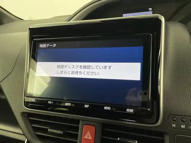トヨタ ヴォクシー ZS 煌Ⅲ 鹿児島県 2021(令3)年 2.7万km ホワイトパールクリスタルシャイン 登録時走行距離 27085km/純正９型ナビ　/フルセグＴＶ　/12.1インチフリップダウンモニター　(V12T-R68C)/バックカメラ　/前後ドライブレコーダー/純正１６インチアルミホイール　/両側パワースライドドア/ビルトインＥＴＣ　/クルーズコントロール　/ＬＥＤヘッドライト　/フォグランプ/オートマチックハイビーム　/オートライト/ハーフレザーシート/純正フロアマット/前後コーナーセンサー/衝突軽減システム/盗難防止装置/横滑り防止装置/レーンキープアシスト/アイドリングストップ