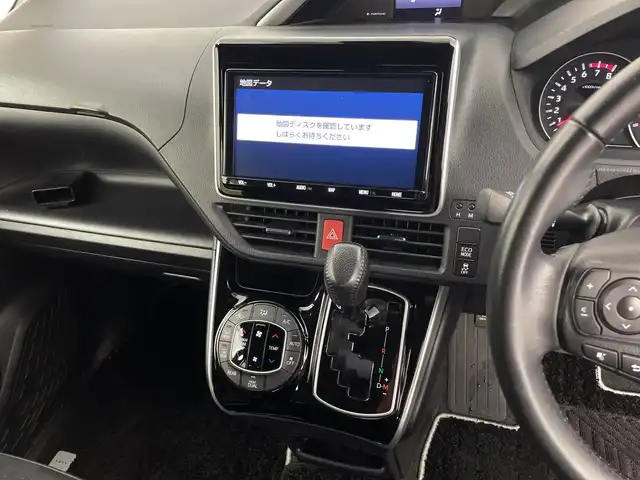 トヨタ ヴォクシー ZS 煌Ⅲ 鹿児島県 2021(令3)年 2.7万km ホワイトパールクリスタルシャイン 登録時走行距離 27085km/純正９型ナビ　/フルセグＴＶ　/12.1インチフリップダウンモニター　(V12T-R68C)/バックカメラ　/前後ドライブレコーダー/純正１６インチアルミホイール　/両側パワースライドドア/ビルトインＥＴＣ　/クルーズコントロール　/ＬＥＤヘッドライト　/フォグランプ/オートマチックハイビーム　/オートライト/ハーフレザーシート/純正フロアマット/前後コーナーセンサー/衝突軽減システム/盗難防止装置/横滑り防止装置/レーンキープアシスト/アイドリングストップ