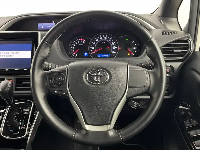 トヨタ ヴォクシー ZS 煌Ⅲ 鹿児島県 2021(令3)年 2.7万km ホワイトパールクリスタルシャイン 登録時走行距離 27085km/純正９型ナビ　/フルセグＴＶ　/12.1インチフリップダウンモニター　(V12T-R68C)/バックカメラ　/前後ドライブレコーダー/純正１６インチアルミホイール　/両側パワースライドドア/ビルトインＥＴＣ　/クルーズコントロール　/ＬＥＤヘッドライト　/フォグランプ/オートマチックハイビーム　/オートライト/ハーフレザーシート/純正フロアマット/前後コーナーセンサー/衝突軽減システム/盗難防止装置/横滑り防止装置/レーンキープアシスト/アイドリングストップ