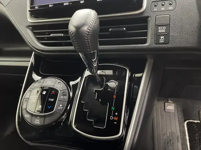 トヨタ ヴォクシー ZS 煌Ⅲ 鹿児島県 2021(令3)年 2.7万km ホワイトパールクリスタルシャイン 登録時走行距離 27085km/純正９型ナビ　/フルセグＴＶ　/12.1インチフリップダウンモニター　(V12T-R68C)/バックカメラ　/前後ドライブレコーダー/純正１６インチアルミホイール　/両側パワースライドドア/ビルトインＥＴＣ　/クルーズコントロール　/ＬＥＤヘッドライト　/フォグランプ/オートマチックハイビーム　/オートライト/ハーフレザーシート/純正フロアマット/前後コーナーセンサー/衝突軽減システム/盗難防止装置/横滑り防止装置/レーンキープアシスト/アイドリングストップ