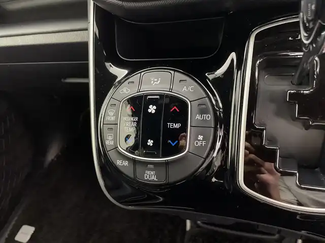 トヨタ ヴォクシー ZS 煌Ⅲ 鹿児島県 2021(令3)年 2.7万km ホワイトパールクリスタルシャイン 登録時走行距離 27085km/純正９型ナビ　/フルセグＴＶ　/12.1インチフリップダウンモニター　(V12T-R68C)/バックカメラ　/前後ドライブレコーダー/純正１６インチアルミホイール　/両側パワースライドドア/ビルトインＥＴＣ　/クルーズコントロール　/ＬＥＤヘッドライト　/フォグランプ/オートマチックハイビーム　/オートライト/ハーフレザーシート/純正フロアマット/前後コーナーセンサー/衝突軽減システム/盗難防止装置/横滑り防止装置/レーンキープアシスト/アイドリングストップ