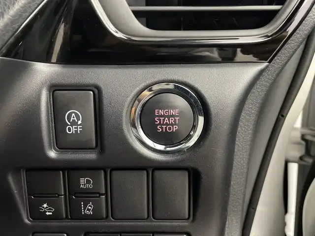 トヨタ ヴォクシー ZS 煌Ⅲ 鹿児島県 2021(令3)年 2.7万km ホワイトパールクリスタルシャイン 登録時走行距離 27085km/純正９型ナビ　/フルセグＴＶ　/12.1インチフリップダウンモニター　(V12T-R68C)/バックカメラ　/前後ドライブレコーダー/純正１６インチアルミホイール　/両側パワースライドドア/ビルトインＥＴＣ　/クルーズコントロール　/ＬＥＤヘッドライト　/フォグランプ/オートマチックハイビーム　/オートライト/ハーフレザーシート/純正フロアマット/前後コーナーセンサー/衝突軽減システム/盗難防止装置/横滑り防止装置/レーンキープアシスト/アイドリングストップ