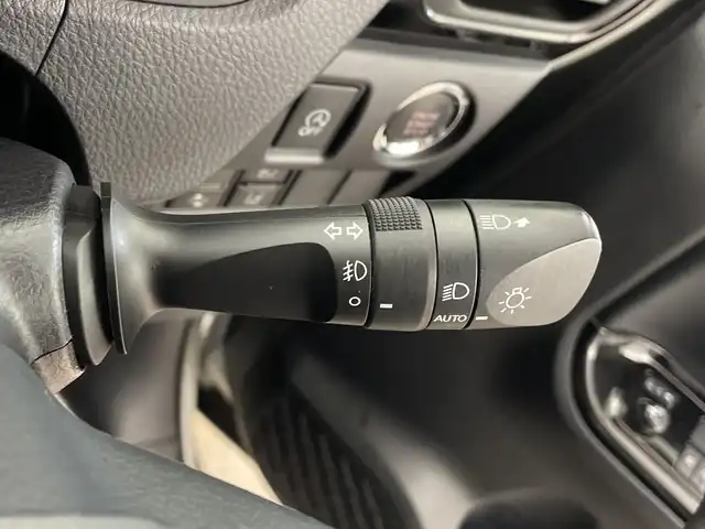 トヨタ ヴォクシー ZS 煌Ⅲ 鹿児島県 2021(令3)年 2.7万km ホワイトパールクリスタルシャイン 登録時走行距離 27085km/純正９型ナビ　/フルセグＴＶ　/12.1インチフリップダウンモニター　(V12T-R68C)/バックカメラ　/前後ドライブレコーダー/純正１６インチアルミホイール　/両側パワースライドドア/ビルトインＥＴＣ　/クルーズコントロール　/ＬＥＤヘッドライト　/フォグランプ/オートマチックハイビーム　/オートライト/ハーフレザーシート/純正フロアマット/前後コーナーセンサー/衝突軽減システム/盗難防止装置/横滑り防止装置/レーンキープアシスト/アイドリングストップ