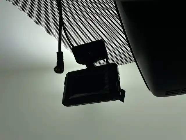 トヨタ ヴォクシー ZS 煌Ⅲ 鹿児島県 2021(令3)年 2.7万km ホワイトパールクリスタルシャイン 登録時走行距離 27085km/純正９型ナビ　/フルセグＴＶ　/12.1インチフリップダウンモニター　(V12T-R68C)/バックカメラ　/前後ドライブレコーダー/純正１６インチアルミホイール　/両側パワースライドドア/ビルトインＥＴＣ　/クルーズコントロール　/ＬＥＤヘッドライト　/フォグランプ/オートマチックハイビーム　/オートライト/ハーフレザーシート/純正フロアマット/前後コーナーセンサー/衝突軽減システム/盗難防止装置/横滑り防止装置/レーンキープアシスト/アイドリングストップ