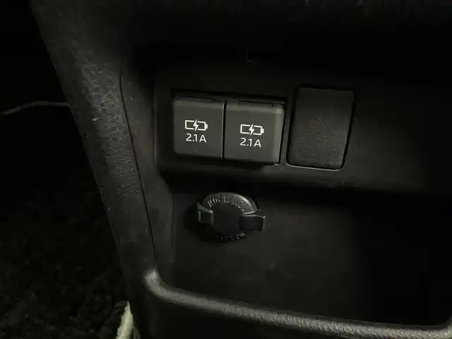 トヨタ ヴォクシー ZS 煌Ⅲ 鹿児島県 2021(令3)年 2.7万km ホワイトパールクリスタルシャイン 登録時走行距離 27085km/純正９型ナビ　/フルセグＴＶ　/12.1インチフリップダウンモニター　(V12T-R68C)/バックカメラ　/前後ドライブレコーダー/純正１６インチアルミホイール　/両側パワースライドドア/ビルトインＥＴＣ　/クルーズコントロール　/ＬＥＤヘッドライト　/フォグランプ/オートマチックハイビーム　/オートライト/ハーフレザーシート/純正フロアマット/前後コーナーセンサー/衝突軽減システム/盗難防止装置/横滑り防止装置/レーンキープアシスト/アイドリングストップ