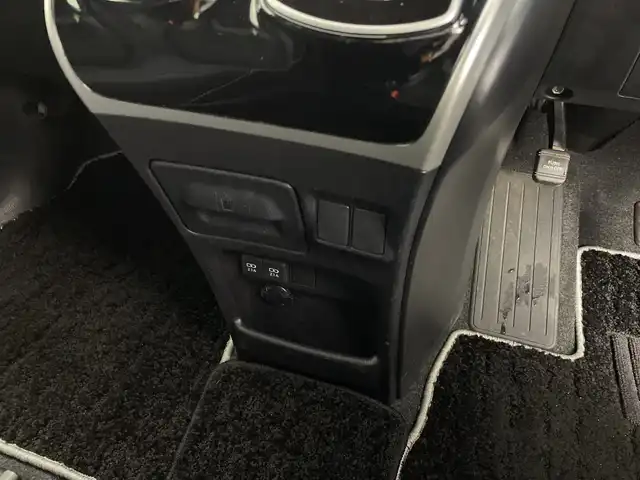 トヨタ ヴォクシー ZS 煌Ⅲ 鹿児島県 2021(令3)年 2.7万km ホワイトパールクリスタルシャイン 登録時走行距離 27085km/純正９型ナビ　/フルセグＴＶ　/12.1インチフリップダウンモニター　(V12T-R68C)/バックカメラ　/前後ドライブレコーダー/純正１６インチアルミホイール　/両側パワースライドドア/ビルトインＥＴＣ　/クルーズコントロール　/ＬＥＤヘッドライト　/フォグランプ/オートマチックハイビーム　/オートライト/ハーフレザーシート/純正フロアマット/前後コーナーセンサー/衝突軽減システム/盗難防止装置/横滑り防止装置/レーンキープアシスト/アイドリングストップ