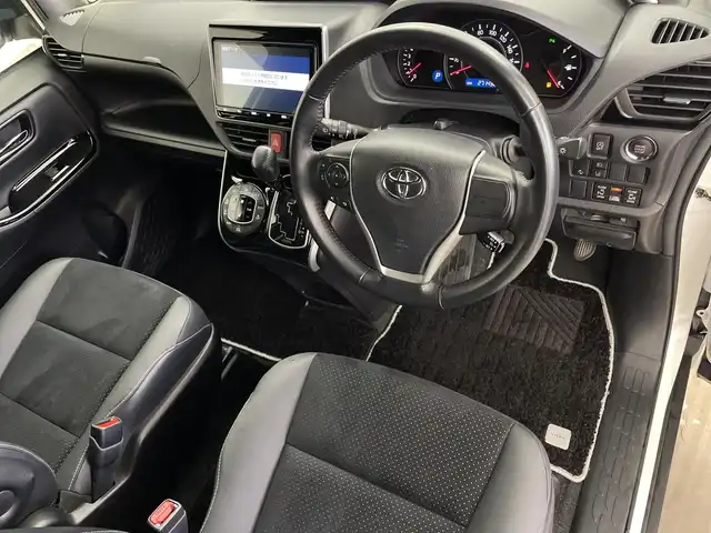 トヨタ ヴォクシー ZS 煌Ⅲ 鹿児島県 2021(令3)年 2.7万km ホワイトパールクリスタルシャイン 登録時走行距離 27085km/純正９型ナビ　/フルセグＴＶ　/12.1インチフリップダウンモニター　(V12T-R68C)/バックカメラ　/前後ドライブレコーダー/純正１６インチアルミホイール　/両側パワースライドドア/ビルトインＥＴＣ　/クルーズコントロール　/ＬＥＤヘッドライト　/フォグランプ/オートマチックハイビーム　/オートライト/ハーフレザーシート/純正フロアマット/前後コーナーセンサー/衝突軽減システム/盗難防止装置/横滑り防止装置/レーンキープアシスト/アイドリングストップ