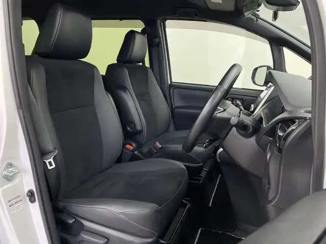 トヨタ ヴォクシー ZS 煌Ⅲ 鹿児島県 2021(令3)年 2.7万km ホワイトパールクリスタルシャイン 登録時走行距離 27085km/純正９型ナビ　/フルセグＴＶ　/12.1インチフリップダウンモニター　(V12T-R68C)/バックカメラ　/前後ドライブレコーダー/純正１６インチアルミホイール　/両側パワースライドドア/ビルトインＥＴＣ　/クルーズコントロール　/ＬＥＤヘッドライト　/フォグランプ/オートマチックハイビーム　/オートライト/ハーフレザーシート/純正フロアマット/前後コーナーセンサー/衝突軽減システム/盗難防止装置/横滑り防止装置/レーンキープアシスト/アイドリングストップ