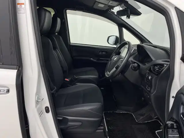 トヨタ ヴォクシー ZS 煌Ⅲ 鹿児島県 2021(令3)年 2.7万km ホワイトパールクリスタルシャイン 登録時走行距離 27085km/純正９型ナビ　/フルセグＴＶ　/12.1インチフリップダウンモニター　(V12T-R68C)/バックカメラ　/前後ドライブレコーダー/純正１６インチアルミホイール　/両側パワースライドドア/ビルトインＥＴＣ　/クルーズコントロール　/ＬＥＤヘッドライト　/フォグランプ/オートマチックハイビーム　/オートライト/ハーフレザーシート/純正フロアマット/前後コーナーセンサー/衝突軽減システム/盗難防止装置/横滑り防止装置/レーンキープアシスト/アイドリングストップ