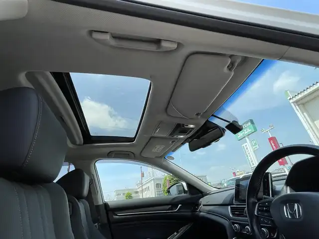 ホンダ アコード EX 群馬県 2021(令3)年 7.7万km プラチナホワイトパール 純正8インチナビ/フルセグTV/バックカメラ/サンルーフ/ビルトインETC/ホンダセンシング/ヘッドアップディスプレイ/ワイヤレス充電器/パワーバックドア/アダプティブクルーズコントロール/LEDヘッドランプ/オートライト/フォグランプ/純正18インチアルミ/革巻きステアリング/パドルシフト/黒革シート/シートヒーター/パワーシート/左右独立温度調整式エアコン/スマートキーシステム/禁煙車