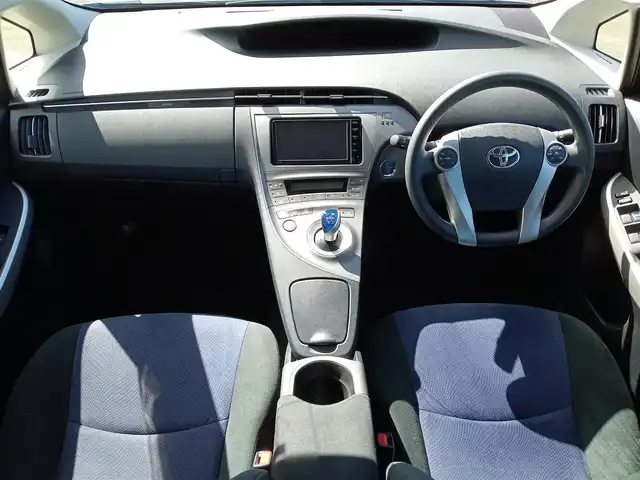 トヨタ プリウス S 福井県 2015(平27)年 6万km ホワイトパールクリスタルシャイン 純正ナビ（NSCP-W64）/・（フルセグTV/CD/DVD/Bluetooth）/バックカメラ/衝突被害軽減システム/オートLEDライト/ETC/エンジンスタートボタン/純正フロアマット/スマートキー
