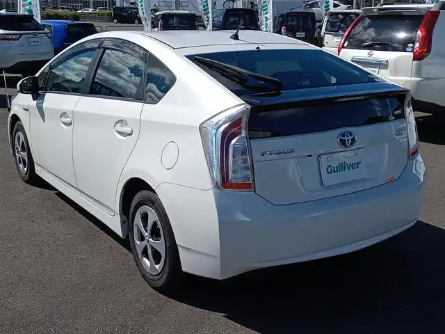 トヨタ プリウス S 福井県 2015(平27)年 6万km ホワイトパールクリスタルシャイン 純正ナビ（NSCP-W64）/・（フルセグTV/CD/DVD/Bluetooth）/バックカメラ/衝突被害軽減システム/オートLEDライト/ETC/エンジンスタートボタン/純正フロアマット/スマートキー
