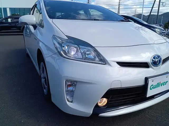 トヨタ プリウス S 福井県 2015(平27)年 6万km ホワイトパールクリスタルシャイン 純正ナビ（NSCP-W64）/・（フルセグTV/CD/DVD/Bluetooth）/バックカメラ/衝突被害軽減システム/オートLEDライト/ETC/エンジンスタートボタン/純正フロアマット/スマートキー