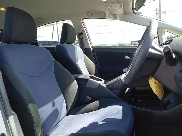 トヨタ プリウス S 福井県 2015(平27)年 6万km ホワイトパールクリスタルシャイン 純正ナビ（NSCP-W64）/・（フルセグTV/CD/DVD/Bluetooth）/バックカメラ/衝突被害軽減システム/オートLEDライト/ETC/エンジンスタートボタン/純正フロアマット/スマートキー