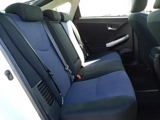 トヨタ プリウス S 福井県 2015(平27)年 6万km ホワイトパールクリスタルシャイン 純正ナビ（NSCP-W64）/・（フルセグTV/CD/DVD/Bluetooth）/バックカメラ/衝突被害軽減システム/オートLEDライト/ETC/エンジンスタートボタン/純正フロアマット/スマートキー