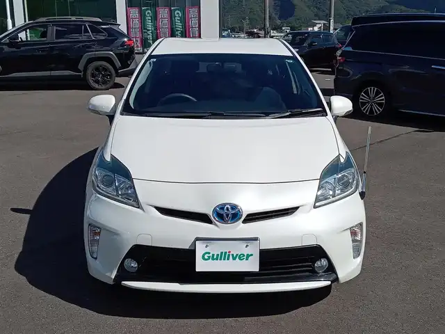 トヨタ プリウス S 福井県 2015(平27)年 6万km ホワイトパールクリスタルシャイン 純正ナビ（NSCP-W64）/・（フルセグTV/CD/DVD/Bluetooth）/バックカメラ/衝突被害軽減システム/オートLEDライト/ETC/エンジンスタートボタン/純正フロアマット/スマートキー