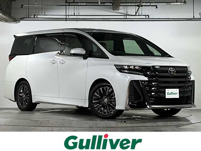 トヨタ ヴェルファイア ハイブリット Z プレミア 広島県 2024(令6)年 1.7万km プラチナホワイトパールマイカ 左右独立ムーンルーフ/トヨタチームメイト/・アドバンストパーク/・パーキングサポートブレーキ（周辺静止物）/・アドバンストドライブ/・緊急時操舵支援/・フロントクロストラフィックアラート/・レーンチェンジアシスト/・ドライバーモニターカメラ/セーフティセンス/・プリクラッシュセーフティ/・レーントレーシングアシスト/・全車速追従機能付レーダークルーズコントロール/・アダプティブハイビームシステム/・ロードサインアシスト/・ドライバー異常時対応システム/・プロアクティブドライビングアシスト/・発進遅れ告知機能/BSM/パーキングサポートブレーキ/デジタルインナーミラー/ドラレコ/純正14インチディスプレイオーディオナビ/・地デジTV/・ETC2.0/パノラミックビューモニター/HUD/両側パワースライドドア/パワーバックドア/サンセットブラウンプレミアムナッパ革シート/シートヒーター/ベンチレーション/パワーシート/メモリーシート/ステアリングヒーター/ステアリングスイッチ/おくだけ充電/フロアマット/ドアバイザー/スマートキー/スペアキー