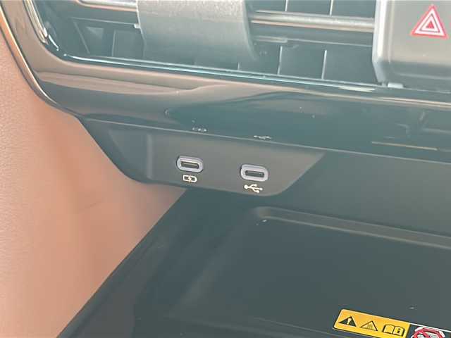 トヨタ ヴェルファイア ハイブリット Z プレミア 広島県 2024(令6)年 1.7万km プラチナホワイトパールマイカ 左右独立ムーンルーフ/トヨタチームメイト/・アドバンストパーク/・パーキングサポートブレーキ（周辺静止物）/・アドバンストドライブ/・緊急時操舵支援/・フロントクロストラフィックアラート/・レーンチェンジアシスト/・ドライバーモニターカメラ/セーフティセンス/・プリクラッシュセーフティ/・レーントレーシングアシスト/・全車速追従機能付レーダークルーズコントロール/・アダプティブハイビームシステム/・ロードサインアシスト/・ドライバー異常時対応システム/・プロアクティブドライビングアシスト/・発進遅れ告知機能/BSM/パーキングサポートブレーキ/デジタルインナーミラー/ドラレコ/純正14インチディスプレイオーディオナビ/・地デジTV/・ETC2.0/パノラミックビューモニター/HUD/両側パワースライドドア/パワーバックドア/サンセットブラウンプレミアムナッパ革シート/シートヒーター/ベンチレーション/パワーシート/メモリーシート/ステアリングヒーター/ステアリングスイッチ/おくだけ充電/フロアマット/ドアバイザー/スマートキー/スペアキー