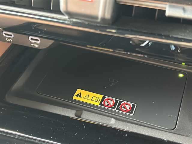 トヨタ ヴェルファイア ハイブリット Z プレミア 広島県 2024(令6)年 1.7万km プラチナホワイトパールマイカ 左右独立ムーンルーフ/トヨタチームメイト/・アドバンストパーク/・パーキングサポートブレーキ（周辺静止物）/・アドバンストドライブ/・緊急時操舵支援/・フロントクロストラフィックアラート/・レーンチェンジアシスト/・ドライバーモニターカメラ/セーフティセンス/・プリクラッシュセーフティ/・レーントレーシングアシスト/・全車速追従機能付レーダークルーズコントロール/・アダプティブハイビームシステム/・ロードサインアシスト/・ドライバー異常時対応システム/・プロアクティブドライビングアシスト/・発進遅れ告知機能/BSM/パーキングサポートブレーキ/デジタルインナーミラー/ドラレコ/純正14インチディスプレイオーディオナビ/・地デジTV/・ETC2.0/パノラミックビューモニター/HUD/両側パワースライドドア/パワーバックドア/サンセットブラウンプレミアムナッパ革シート/シートヒーター/ベンチレーション/パワーシート/メモリーシート/ステアリングヒーター/ステアリングスイッチ/おくだけ充電/フロアマット/ドアバイザー/スマートキー/スペアキー