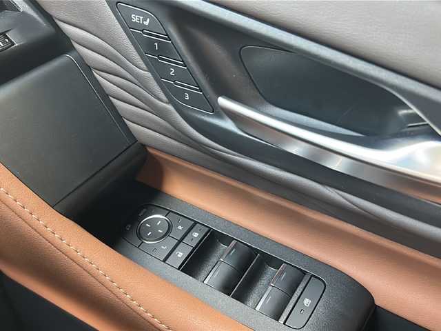 トヨタ ヴェルファイア ハイブリット Z プレミア 広島県 2024(令6)年 1.7万km プラチナホワイトパールマイカ 左右独立ムーンルーフ/トヨタチームメイト/・アドバンストパーク/・パーキングサポートブレーキ（周辺静止物）/・アドバンストドライブ/・緊急時操舵支援/・フロントクロストラフィックアラート/・レーンチェンジアシスト/・ドライバーモニターカメラ/セーフティセンス/・プリクラッシュセーフティ/・レーントレーシングアシスト/・全車速追従機能付レーダークルーズコントロール/・アダプティブハイビームシステム/・ロードサインアシスト/・ドライバー異常時対応システム/・プロアクティブドライビングアシスト/・発進遅れ告知機能/BSM/パーキングサポートブレーキ/デジタルインナーミラー/ドラレコ/純正14インチディスプレイオーディオナビ/・地デジTV/・ETC2.0/パノラミックビューモニター/HUD/両側パワースライドドア/パワーバックドア/サンセットブラウンプレミアムナッパ革シート/シートヒーター/ベンチレーション/パワーシート/メモリーシート/ステアリングヒーター/ステアリングスイッチ/おくだけ充電/フロアマット/ドアバイザー/スマートキー/スペアキー