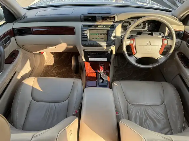 トヨタ クラウン エステート アスリート G 愛媛県 2005(平17)年 7.3万km シルバーM 登録時走行距離：73064Km/メーカーOP純正HDDナビ/ETC/パワーシート/シガーライター/MDチェンジャー/電動チルトステアリング/横滑り防止装置/盗難防止装置/ハロゲンヘッドライト/オートライト/フォグランプ/リモコンキー/純正アルミホイール/純正フロアマット