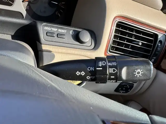 トヨタ クラウン エステート アスリート G 愛媛県 2005(平17)年 7.3万km シルバーM 登録時走行距離：73064Km/メーカーOP純正HDDナビ/ETC/パワーシート/シガーライター/MDチェンジャー/電動チルトステアリング/横滑り防止装置/盗難防止装置/ハロゲンヘッドライト/オートライト/フォグランプ/リモコンキー/純正アルミホイール/純正フロアマット