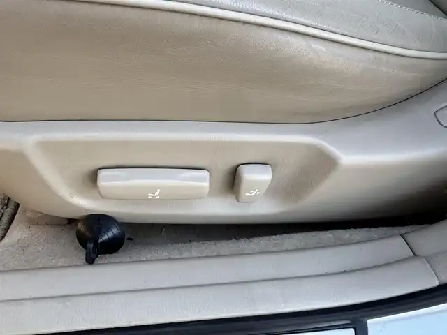 トヨタ クラウン エステート アスリート G 愛媛県 2005(平17)年 7.3万km シルバーM 登録時走行距離：73064Km/メーカーOP純正HDDナビ/ETC/パワーシート/シガーライター/MDチェンジャー/電動チルトステアリング/横滑り防止装置/盗難防止装置/ハロゲンヘッドライト/オートライト/フォグランプ/リモコンキー/純正アルミホイール/純正フロアマット