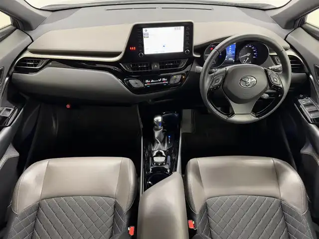 トヨタ Ｃ－ＨＲ G 三重県 2021(令3)年 5.8万km ブラックマイカ ハイブリッド/FF/フロアCVT/純正 8型ディスプレイオーディオ＋ナビ/　（AM/FM/USB/Bluetooth/TV/CarPlay/AndroidAuto）/パノラミックビューモニター/ドライブレコーダー 前後/ビルトイン ETC/Toyota Safety Sense/・プリクラッシュセーフティ［PCS］/・レーンディパーチャーアラート［LDA］（操舵支援あり）/・ブラインドスポットモニター［BSM］/・リヤクロストラフィックアラート［RCTA］/・【OP】インテリジェントクリアランスソナー［パーキングサポートブレーキ（静止物）］/・レーダークルーズ/・オートハイビーム［AHB］/装備/・ハーフレザーシート/・【OP】シートヒーター（D/N）/・【OP】電動ランバーサポート（D）/・オートライトシステム/・LEDヘッドライト/・LEDフロントフォグライト/・純正18inAW/・プッシュスタート/・スマートキーシステム/・保/取/ナビ取/マルチ取