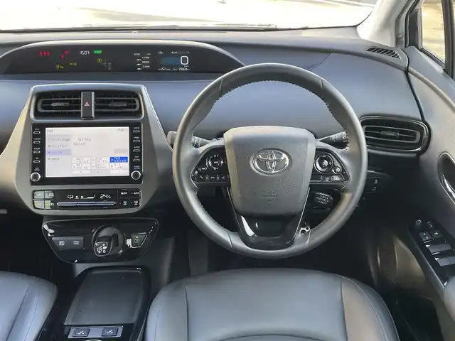 トヨタ プリウス S ツーリングセレ ブラックED 群馬県 2021(令3)年 2.6万km プレシャスブラックパール トヨタセーフティセンス/・衝突軽減ブレーキシステム/・レーンキープアシスト/・レーダークルーズコントロール/・オートハイビーム/・クリアランスソナー/純正ディスプレイオーディオ/（BT/USBラジオ/Miracast）/バックカメラ/ビルトインETC/合皮シート/前席シートヒーター/ステアリングスイッチ/LEDヘッドライト/フォグライト/電格ミラー/ドアバイザー/純正フロアマット/純正17インチアルミホイール