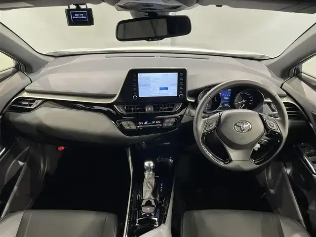 トヨタ Ｃ－ＨＲ G モード ネロ セーフティプラス 愛知県 2021(令3)年 4.4万km ホワイトパールクリスタルシャイン 純正8型ディスプレイオーディオ/AM FM Bluetooth USB/パノラマミックビューモニター/トヨタセーフティセンス/レーントレーシングアラート/プリクラッシュセーフティ/ブラインドスポットモニター/クリアランスソナー/ロードサインアシスト/レーダークルーズコントロール/前後ドライブレコーダー/ハーフレザーシート/前席シートヒーター/ステアリングリモコン/AC100V/純正フロアマット/ビルトインETC/スマートキー/スペアキー/LEDヘッドライト/オートライト/オートマチックハイビーム/純正フロアマット/純正18インチアルミホイル/ドアバイザー